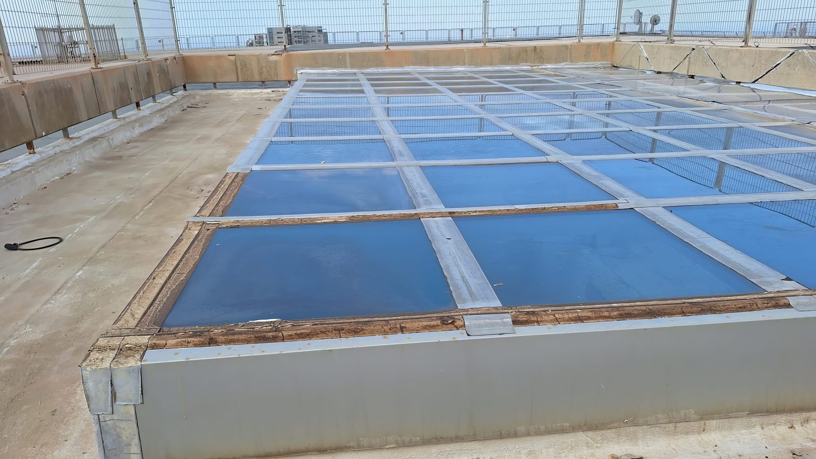 מוזיאון הכט — הסקיילייט הישן על גג האוניברסיטה, עם אטימה היקפית מתפוררת